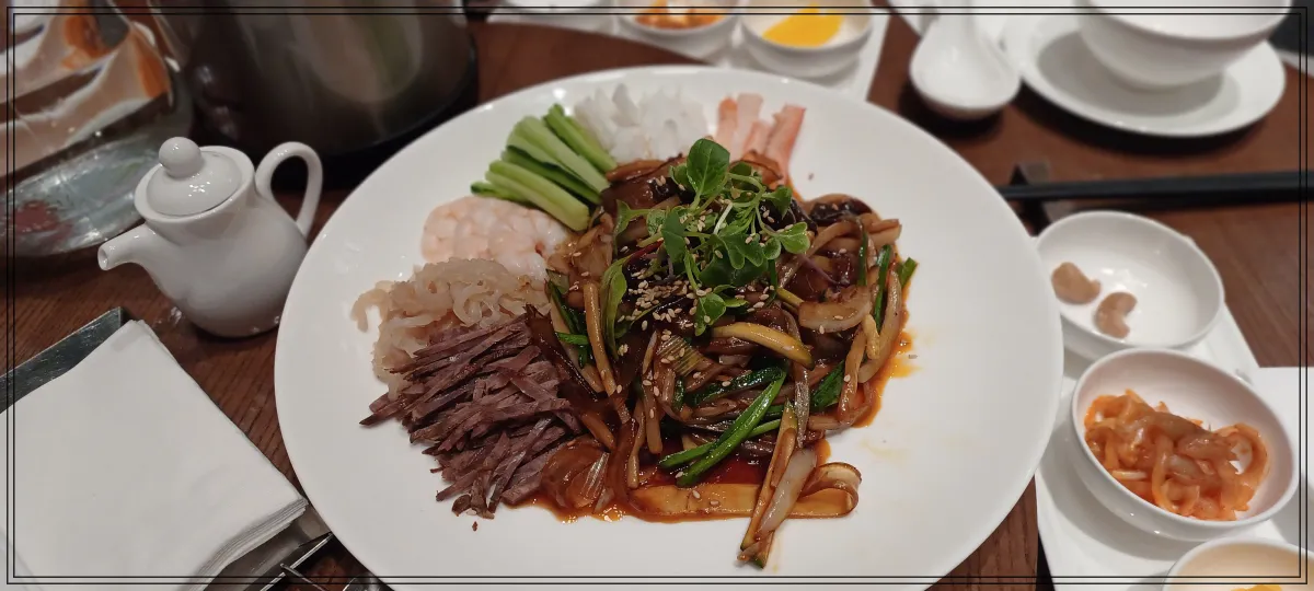 빌라쥬드-아난티-루-양장피-옆에작은-주전자-모양-도자기-소재-소스-그릇-맛있고-깔끔하게-세팅됨