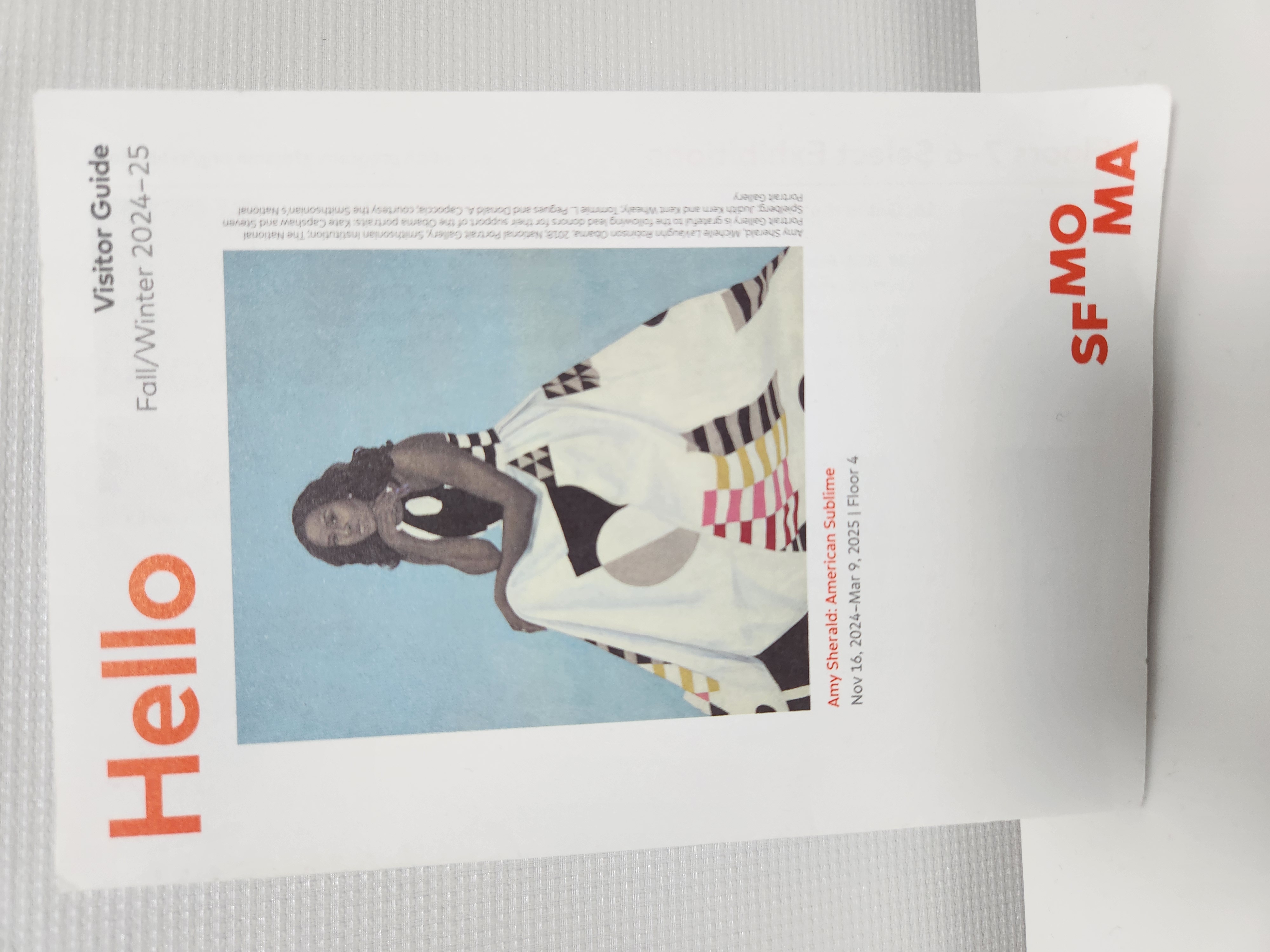 SF MOMA 의 24/25가을 겨울 카탈로그를 보여주는 이미지