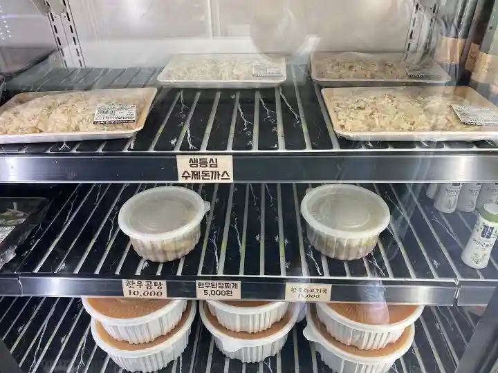 생등심수제돈까스-한우곰탕-한우된장찌게-한우소고기국-진열장