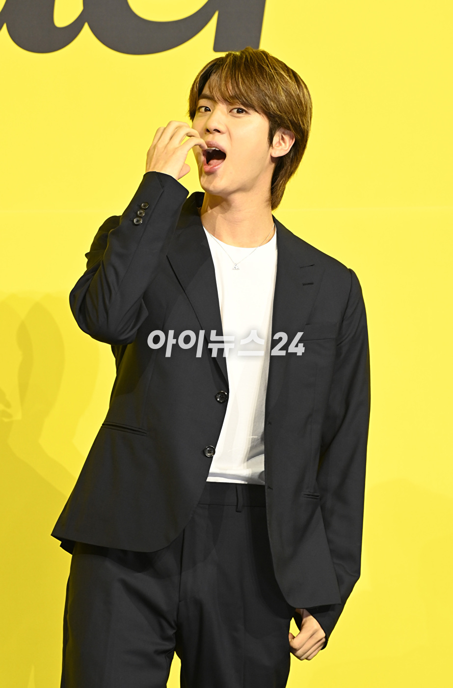 방탄소년단(BTS) 새 디지털 싱글 'Butter' 발매 기념 글로벌 기자간담회가 21일 오후 서울 송파구 방이동 올림픽공원 올림픽홀에서 열렸다. 방탄소년단 진이 포토타임을 갖고 있다.