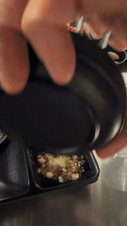 1703 참한집에서 친구가 내 간장소스에 다진 마늘을 더해주는 장면 GIF