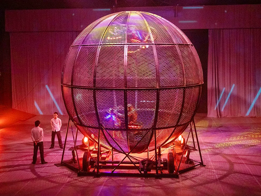 제주도-서쪽-놀거리-아트서커스-화려한-무대-장치