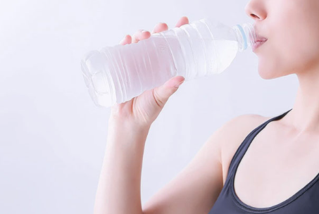 생수 마시는 여성