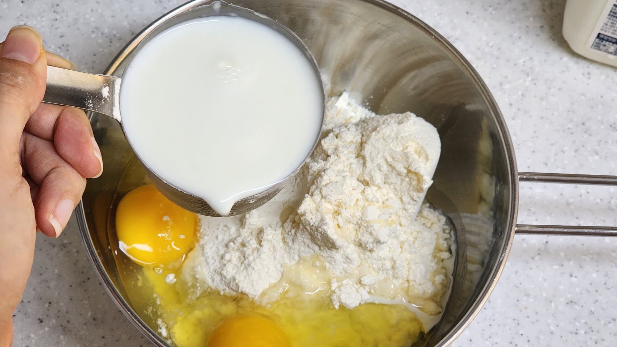 반죽에 우유넣기