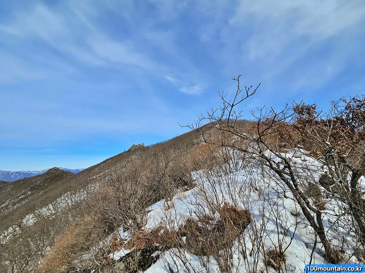전망에서 바라본 제2누룩덤 제1누룩덤 기백산 정상