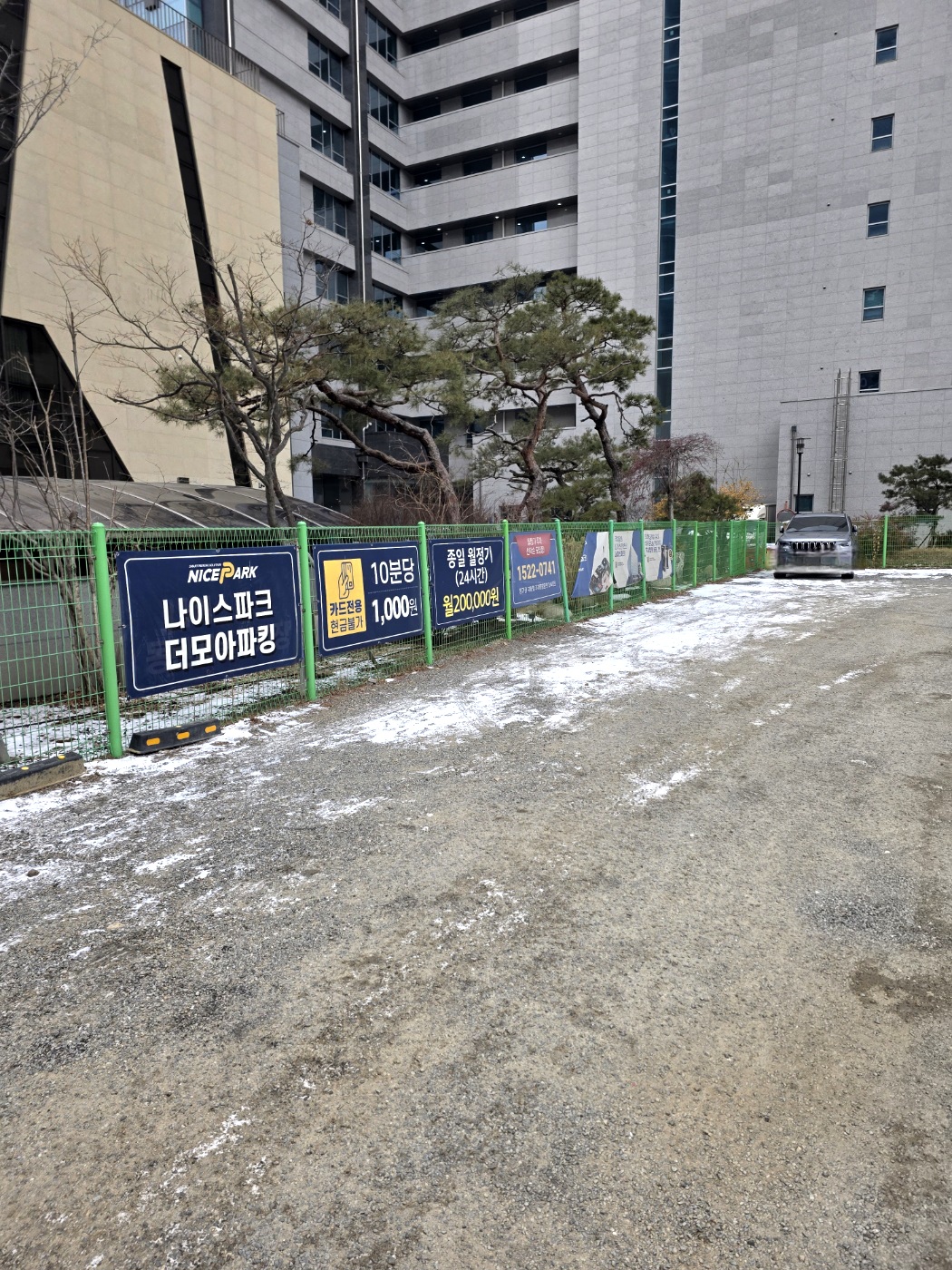 넓은-주차공간입니다.