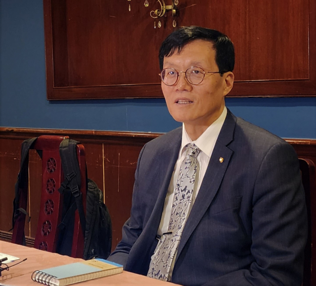 이창용 한국은행 총재가 이달 14일(현지 시간) 워싱턴DC 인근에서 특파원들과 간담회를 하고 있다.