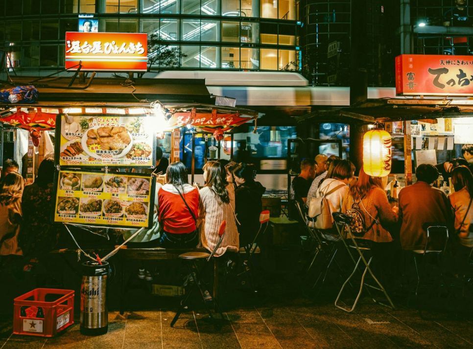 일본 포장마차 분위기에서 식사하는 모습