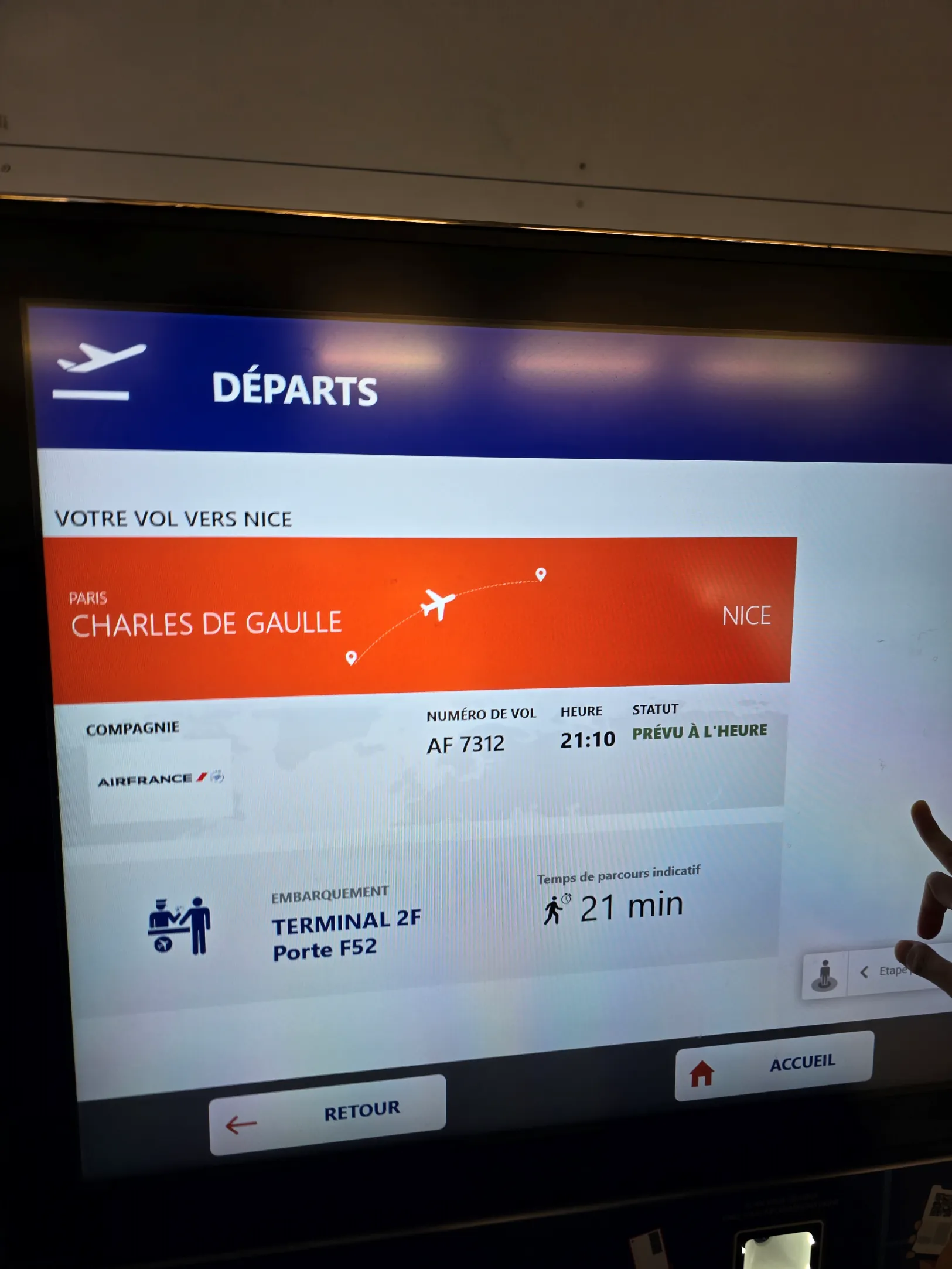 안내 키오스크에 나온 니스 공항으로 가기 위한 목적지