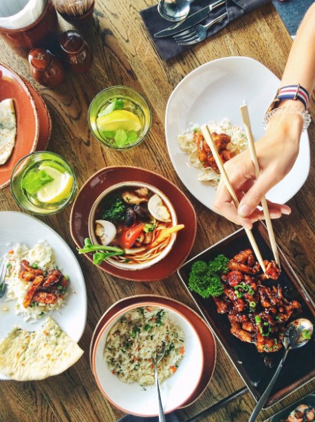아시아 건강식 비교 한식 중식 일식 젓가락으로 집는 사진