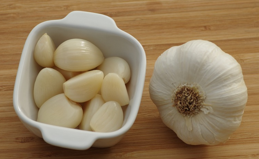 깐마늘과 통마늘이 나란히 놓여있다.