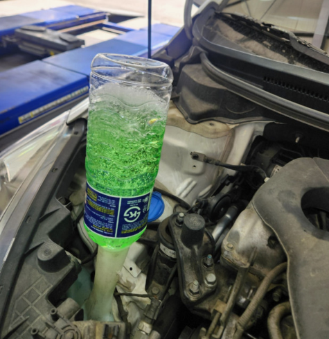 자동차 워셔액 충전 사진