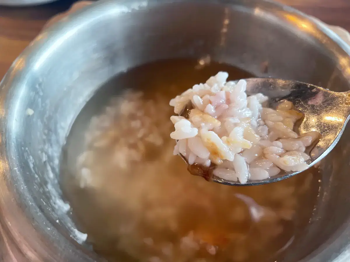 솥밥에 뜨거운 물을 넣어 누룽지를 만든모습