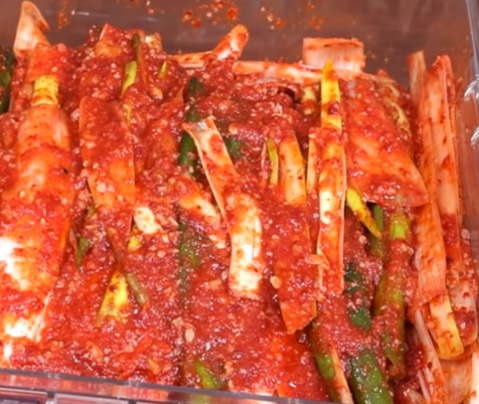 빨갛게 양념을 해서 통에 담은 대파김치