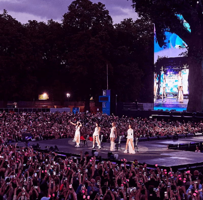 블랙핑크 무대 위에서 인사하는 장면