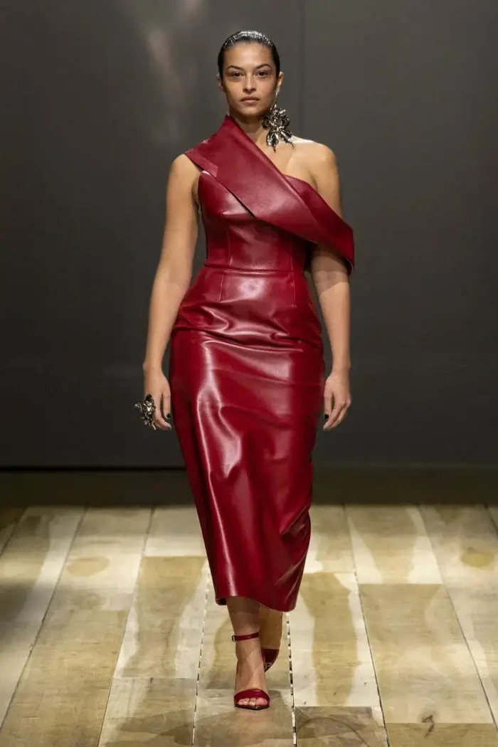 Alexander McQueen F W 2023 RTW 레드 드레스