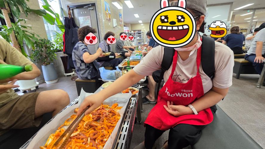 여자가-앞치마를-입고-오리고기를-굽고있다.