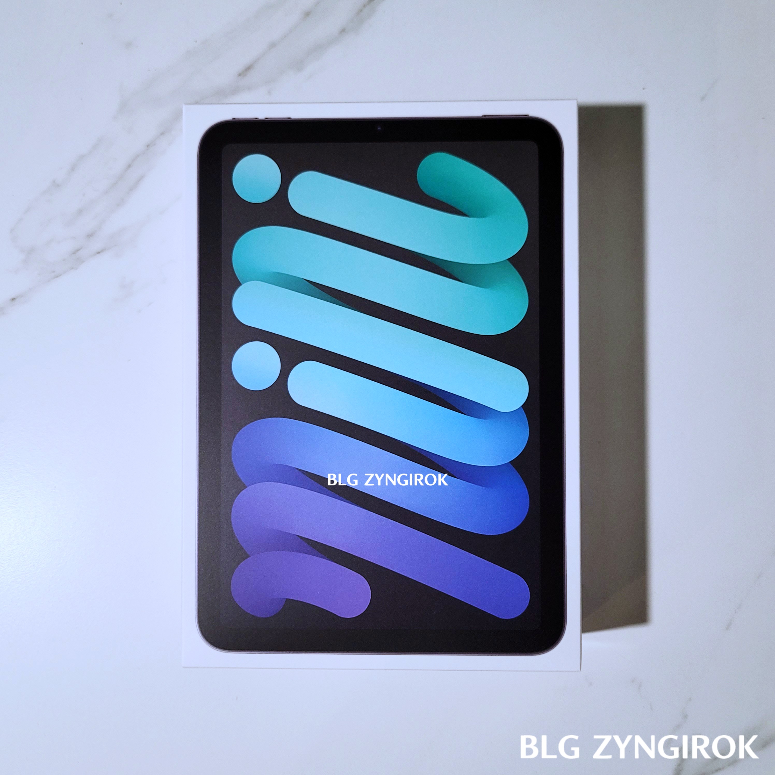 아이패드 미니 상자가 테이블 위에 놓여있는 모습이다.