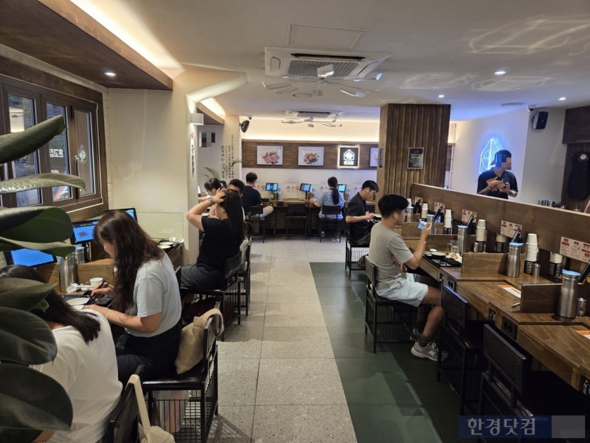 서울 중구에 위치한 1인 고깃집 매장 안에서 손님들이 식사를 하고 있다.