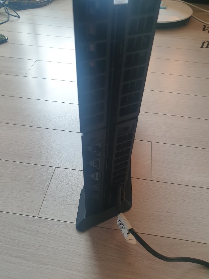 플스4 스탠드. 후면에서