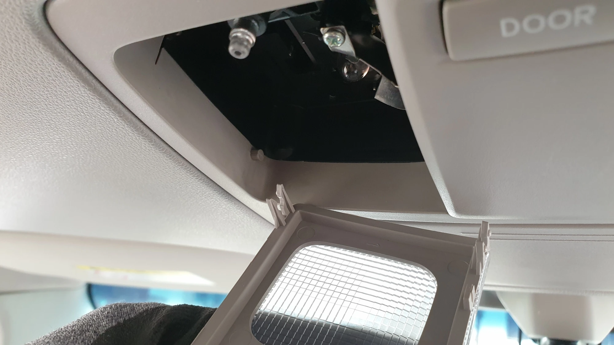 실내등 커버 열린 모습