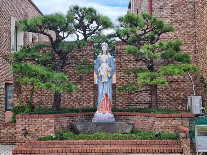 제주 서귀복자성당 성모자상