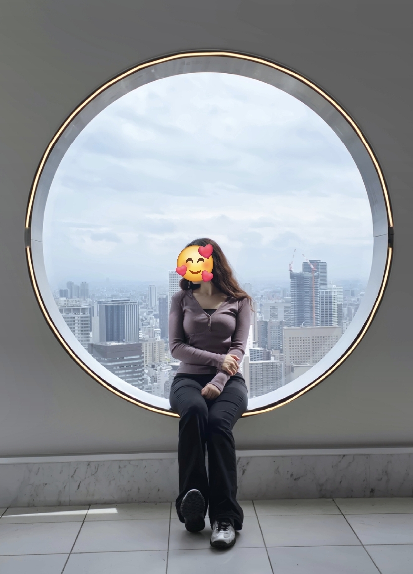 오사카 우메다 전망대 동그란 창문 포토스팟에서 역광을 받으며 촬영한 실내 인증샷.