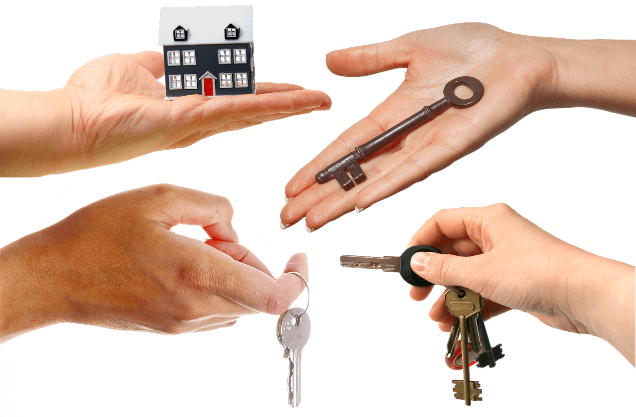손박닥에 열쇠와 모형집을 쥐고 있는 모습 
