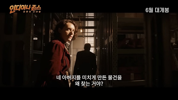 책들을-지나가고-있는-해리슨-포드와-헬레나