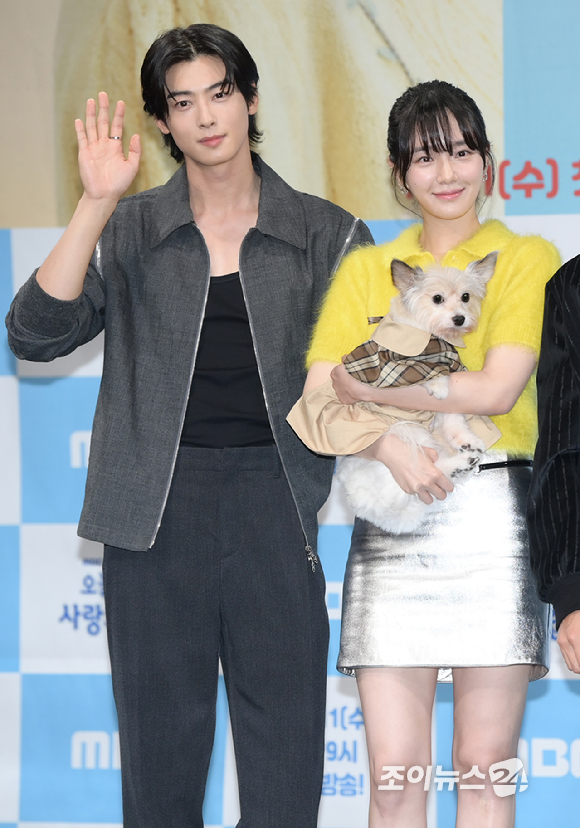 배우 차은우와 박규영이 11일 오후 서울 마포구 상암동 MBC 사옥에서 열린 MBC 새 수요드라마 &#39;오늘도 사랑스럽개&#39; 제작발표회에 참석하고 있다. [사진=정소희 기자]