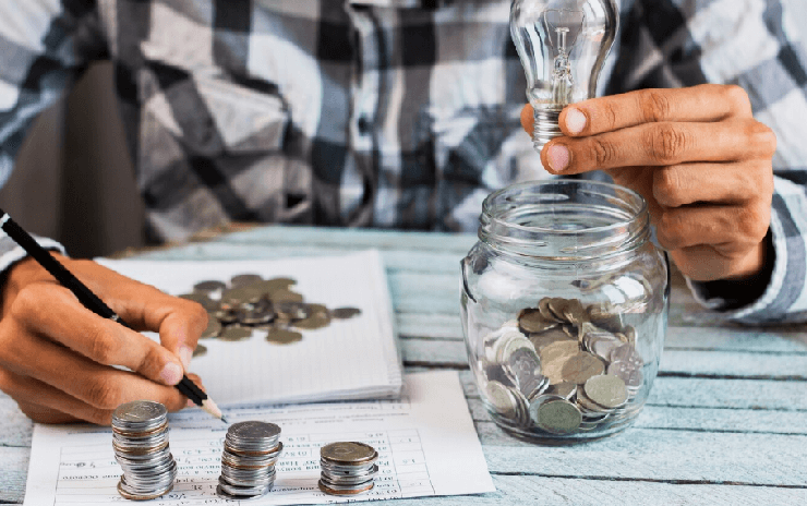 동전을 세고있는 남자