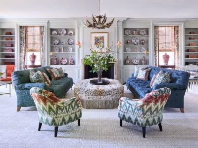 고장 난 물건을 바로 버리지 않고 수리하며 사용하는 조용한 실내 모습