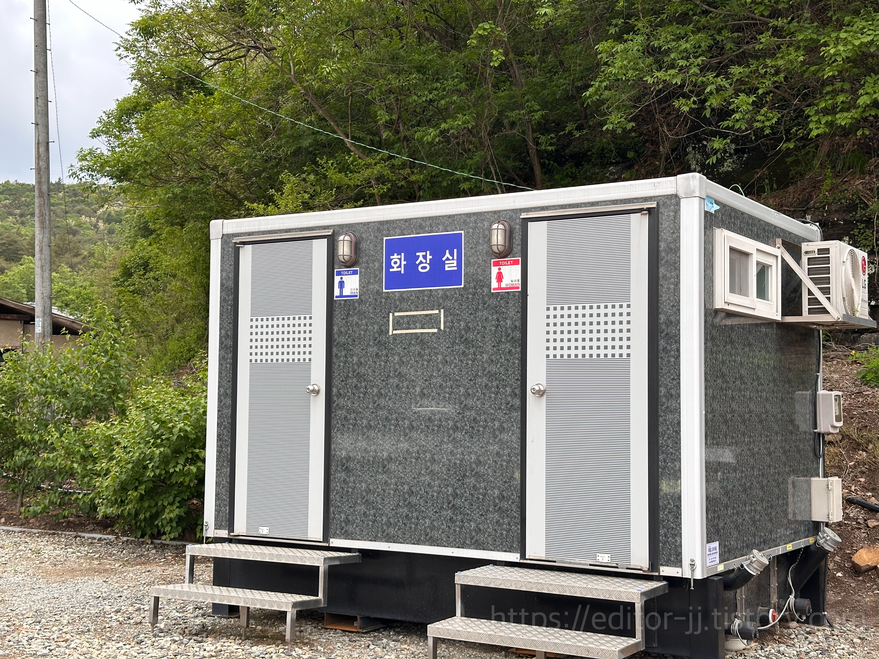 주차장에 있던 편의시설(화장실)