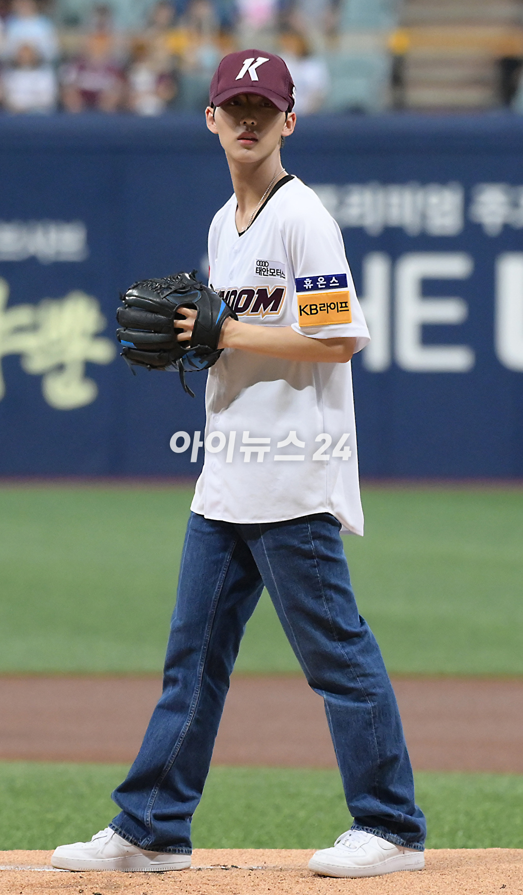 5일 오후 서울 고척스카이돔에서 열린 2023 KBO리그 NC 대 키움 경기에서 그룹 TNX(더뉴식스) 은휘가 시구를 선보이고 있다. [사진=정소희 기자]