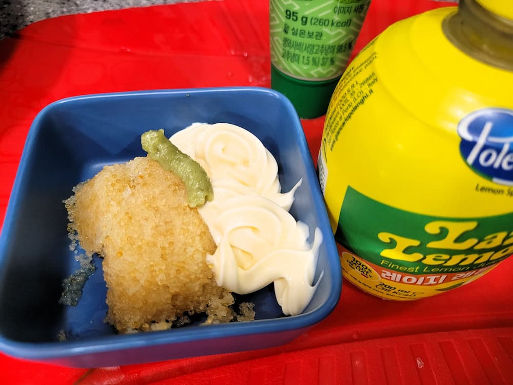 소량의 와사비와 레몬즙을 넣은 마요네즈 날치알 김쌈 소스