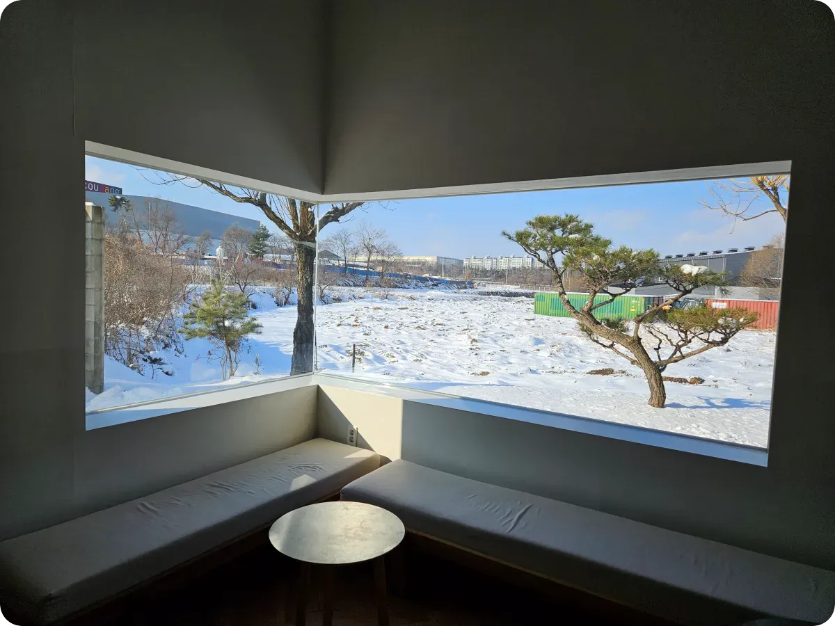 카페우즈-실내-테이블-창문밖-야외풍경