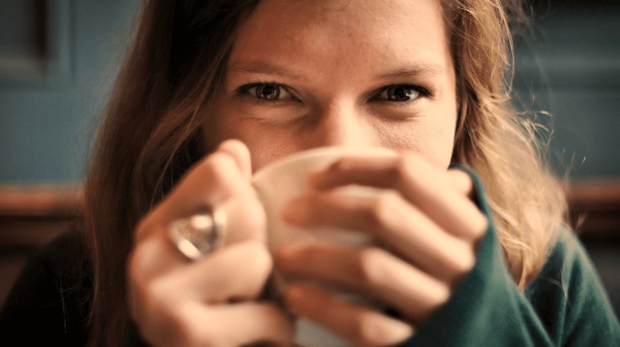 두통에 좋은 차를 마시고 있는 여성