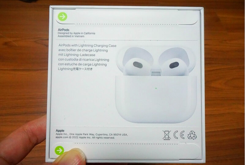 이어폰-사진과-글씨가-적힌-흰색-박스를-찍은-사진