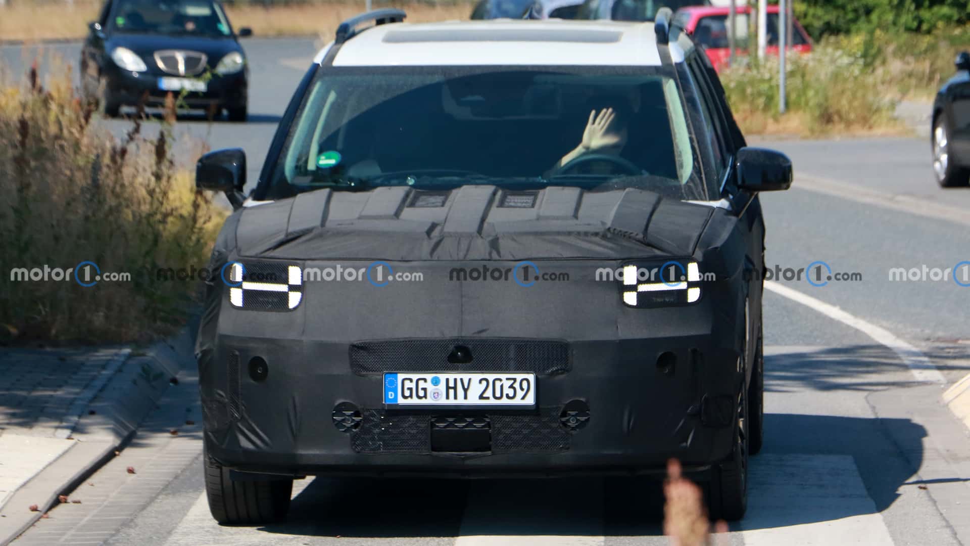 현대자동차가 올 하반기 선보일 신형 '싼타페 풀체인지(MX5)'가 해외에서 주행테스트 중 새롭게 포착됐다.