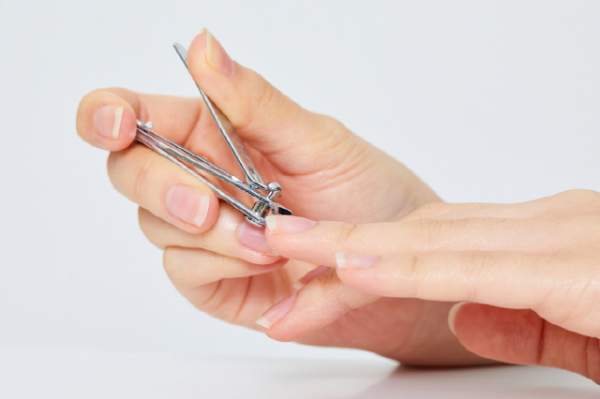 손톱이 잘 부러지는 이유