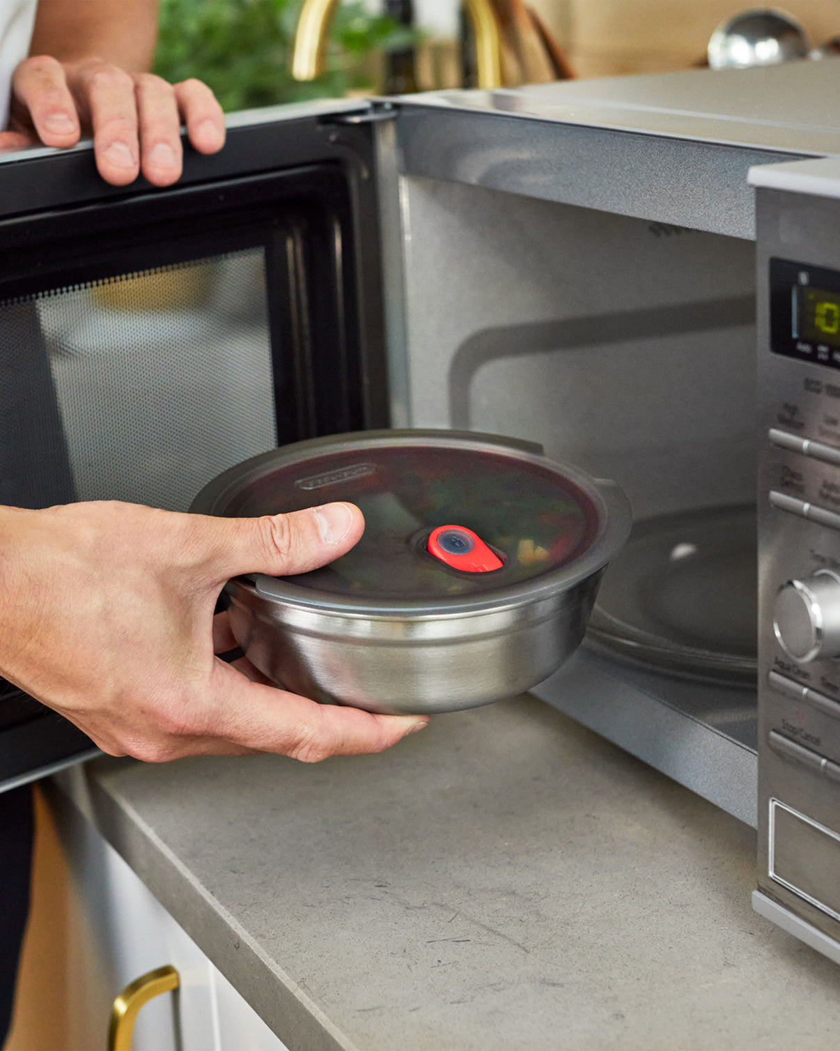 금속 그릇은 왜 가끔 문제없어 보일까