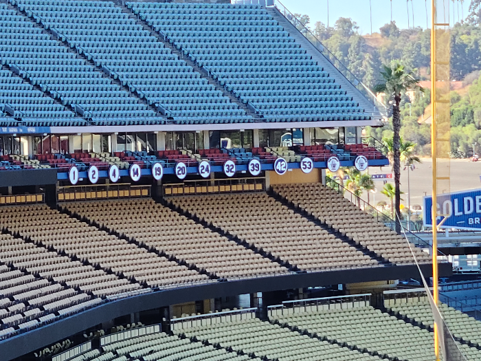 LA 다저스의 영구결번이 경기장 한 쪽에 크게 걸려 있다. 11개의 영구결번이 있는데, 그 중 10개(1, 2, 4, 14, 19, 20, 24, 32, 39, 53)는 흰 동그라미 안에 진한 파란색글씨로 되어 있고, 전 구단 영구결번인 '42'는 진한 파란색 배경에 흰 글씨로 되어 있다.