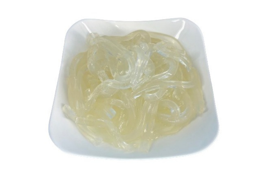 바다에서 채취를 한 우뭇가사리&#44; 즉 한천을 깨끗이 세척을 한 후에 하얀 바닥 위에 하얗고 네모난 그릇에 가득 담아두고 찍은 사진