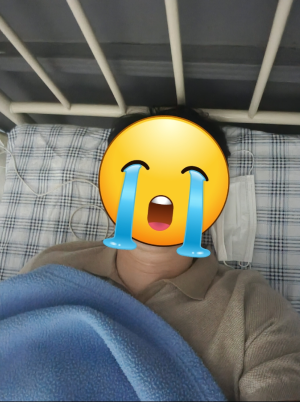 치루근본수술 이후 침대에서 휴식을 취하고 있다