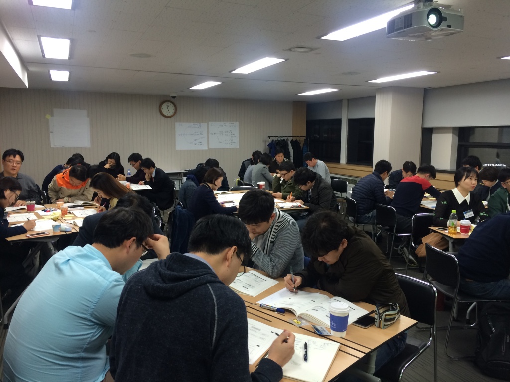 신한은행 행원을 대상으로 '전략적 사고' 강의 진행