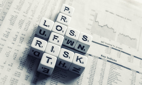 수익과 손실 단어가 적힌 블럭 모음