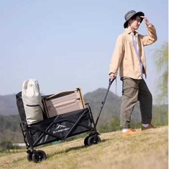 캠핑용 웨건 카트 경사로를 끌고 오르는 모습