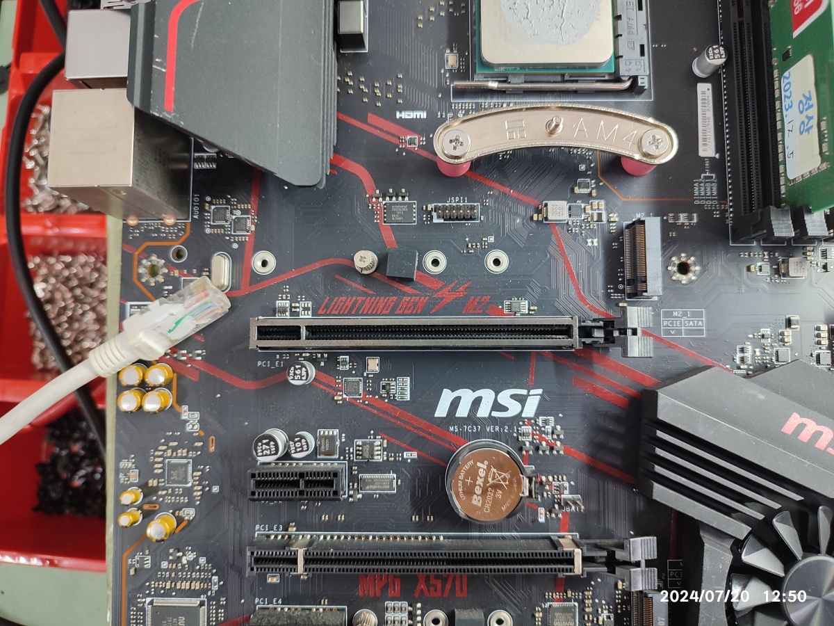 메인보드의 상태를 확인하고 있습니다.