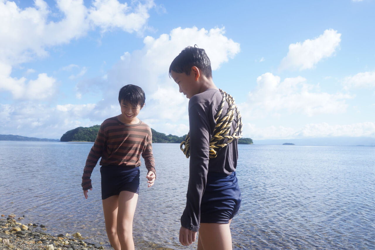 부메랑 섬에 도착한 히사와 타케의 모습