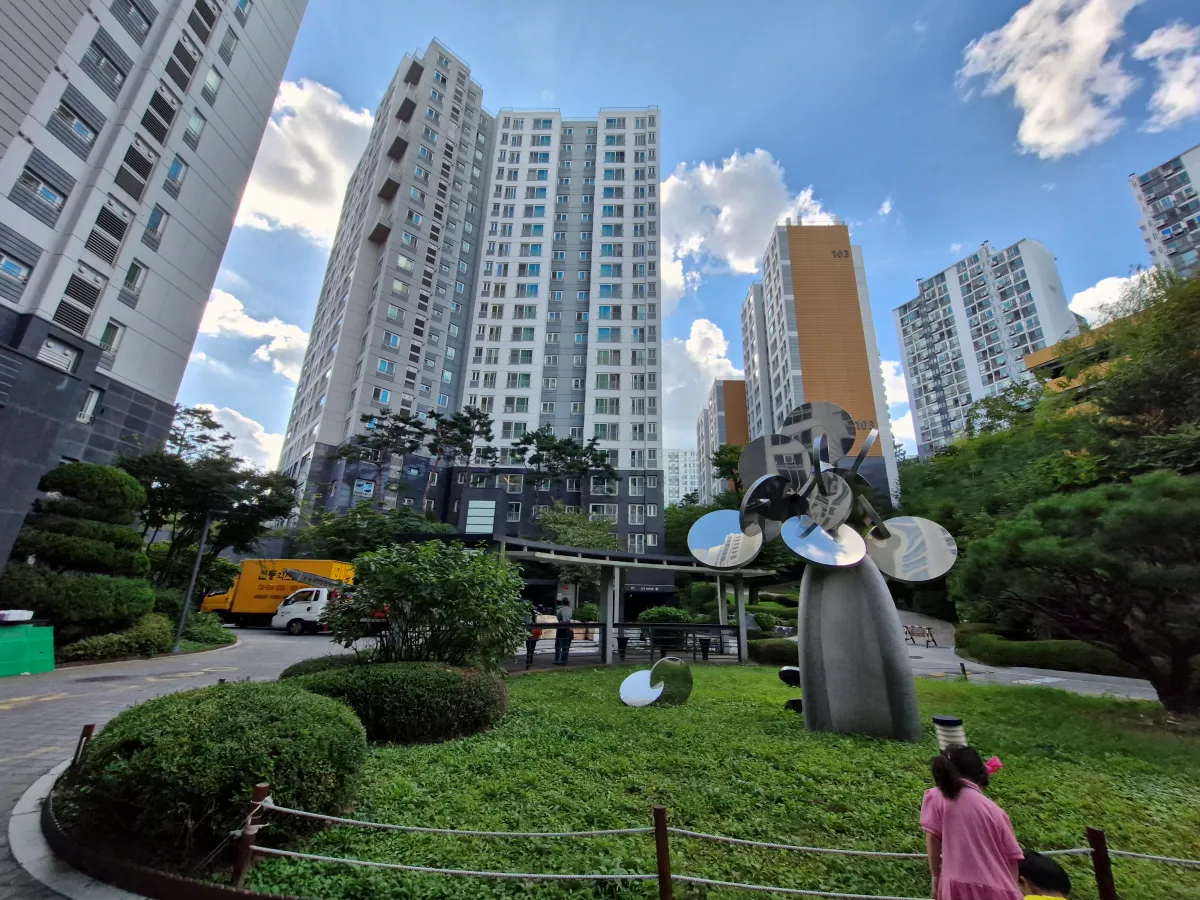 어린아이-두명이-아파트-잔디밭에서-놀고있는-모습